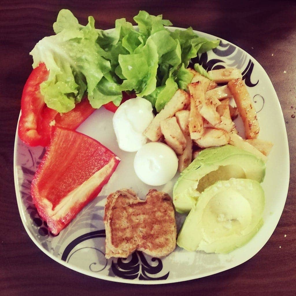 Plate with bell pepper meat avocados salad healthy eating